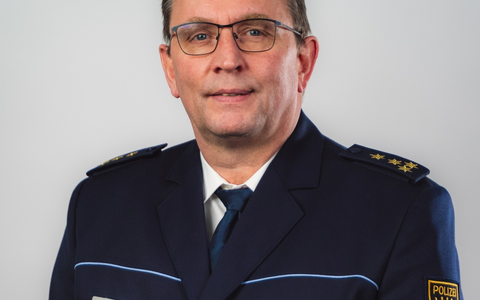 POL-AA: Amtswechsel beim Polizeipräsidium Aalen: Polizeipräsident Reiner Möller verabschiedet Polizeivizepräsident Wolfgang Reubold und begrüßt dessen Nachfolger Leitender Polizeidirektor Jürgen Schäberle - Foto: presseportal.de POL-AA: Amtswechsel beim Polizeipräsidium Aalen: Polizeipräsident Reiner Möller verabschiedet Polizeivizepräsident Wolfgang Reubold und begrüßt dessen Nachfolger Leitender Polizeidirektor Jürgen Schäberle - Foto: presseportal.de