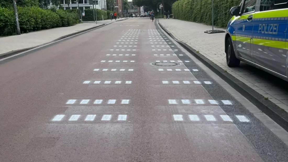 POL-MS: Fahrbahnmarkierungen zur Abstandsmessung - Polizei Münster Teil von landesweitem Projekt - Bild: presseportal.de