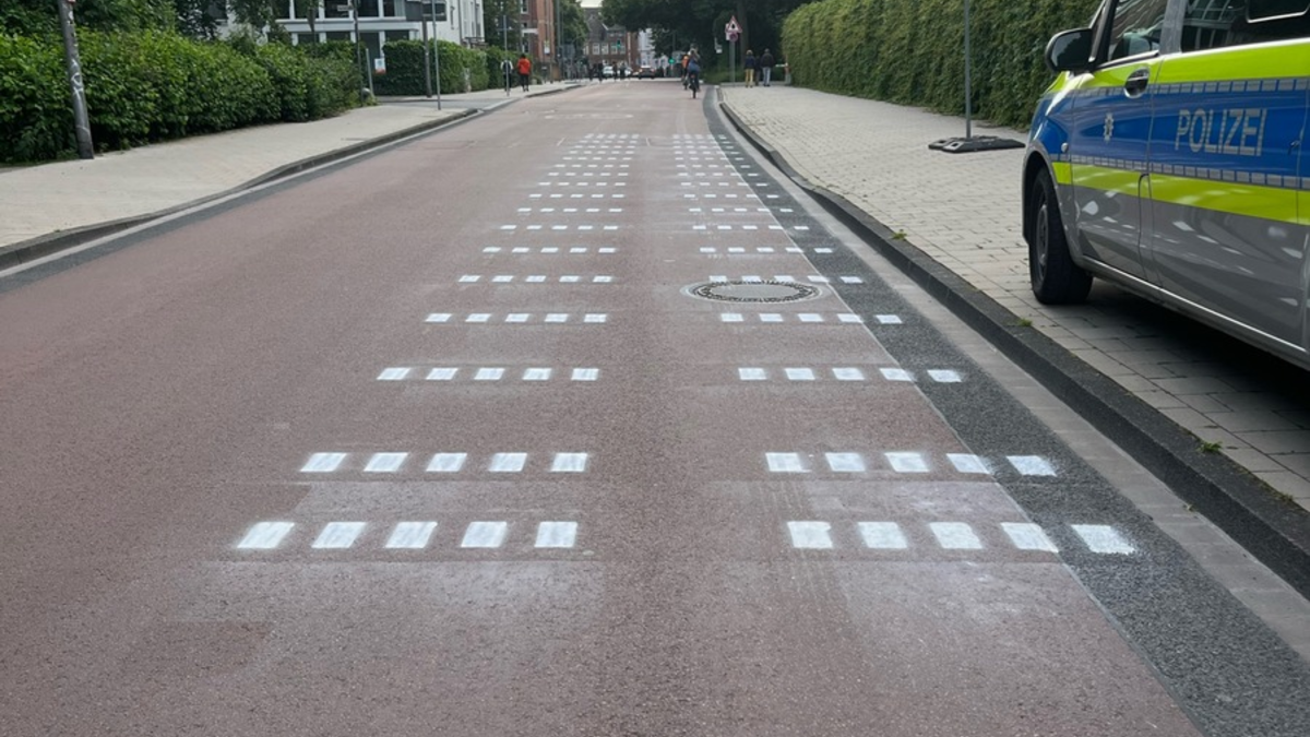 POL-MS: Fahrbahnmarkierungen zur Abstandsmessung - Polizei Münster Teil von landesweitem Projekt - Foto: presseportal.de