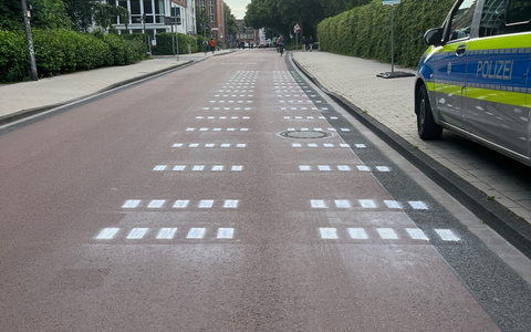 POL-MS: Fahrbahnmarkierungen zur Abstandsmessung - Polizei Münster Teil von landesweitem Projekt - Foto: presseportal.de
