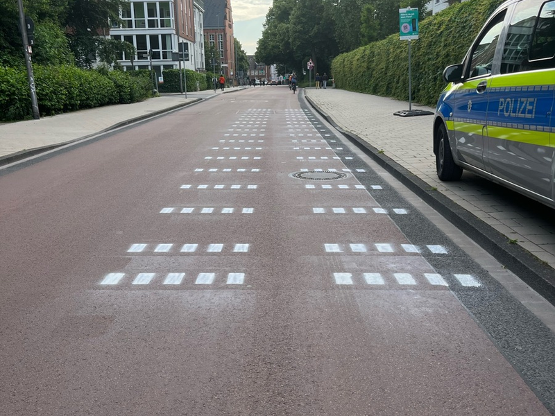 POL-MS: Fahrbahnmarkierungen zur Abstandsmessung - Polizei Münster Teil von landesweitem Projekt - Foto: presseportal.de