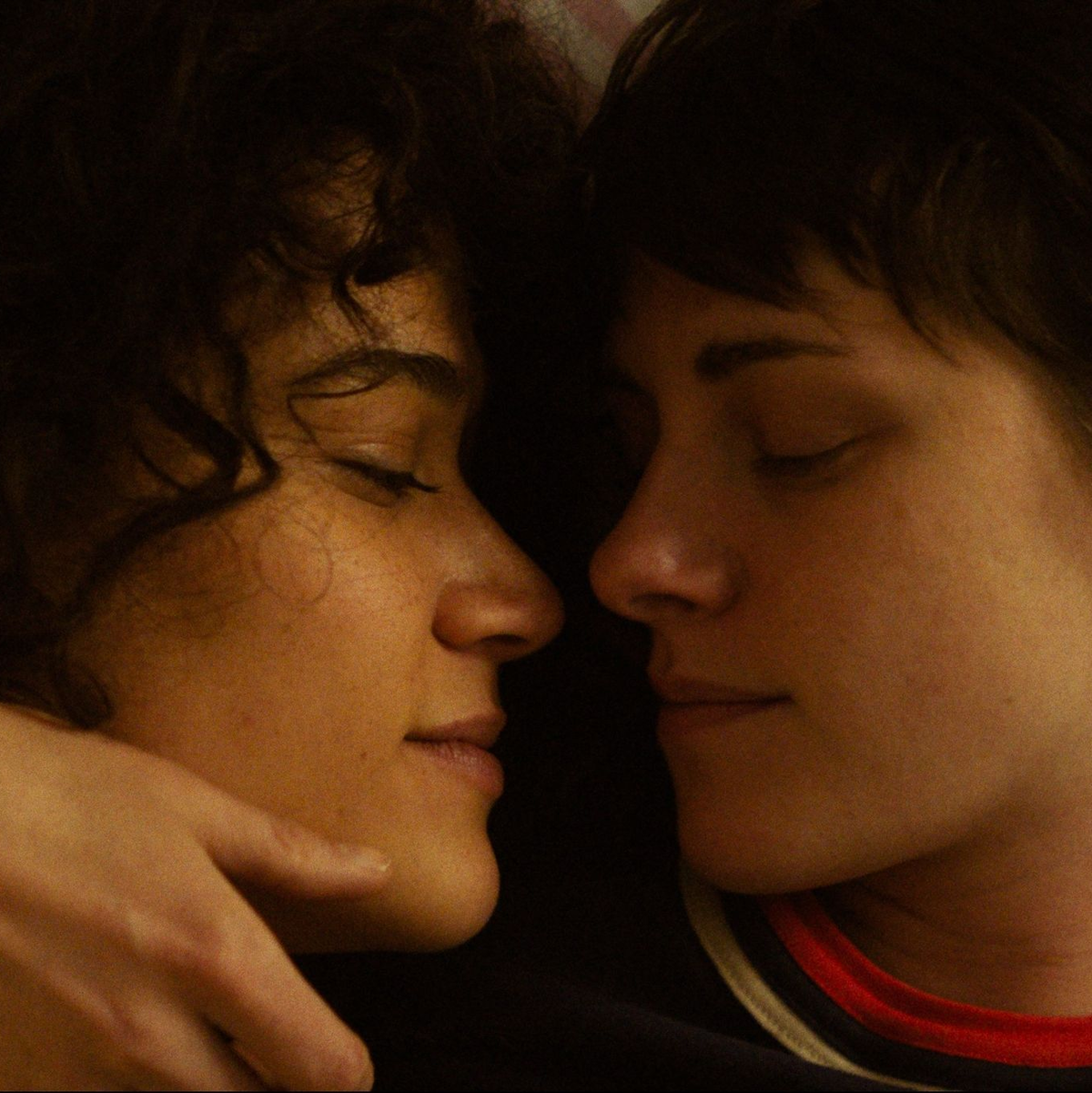 Katy M. O’Brian (l) und Kristen Stewart als Jackie und Lou in einer Szene des Films «Love Lies Bleeding». - Foto: Courtesy of A24/Plaion Pictures/dpa