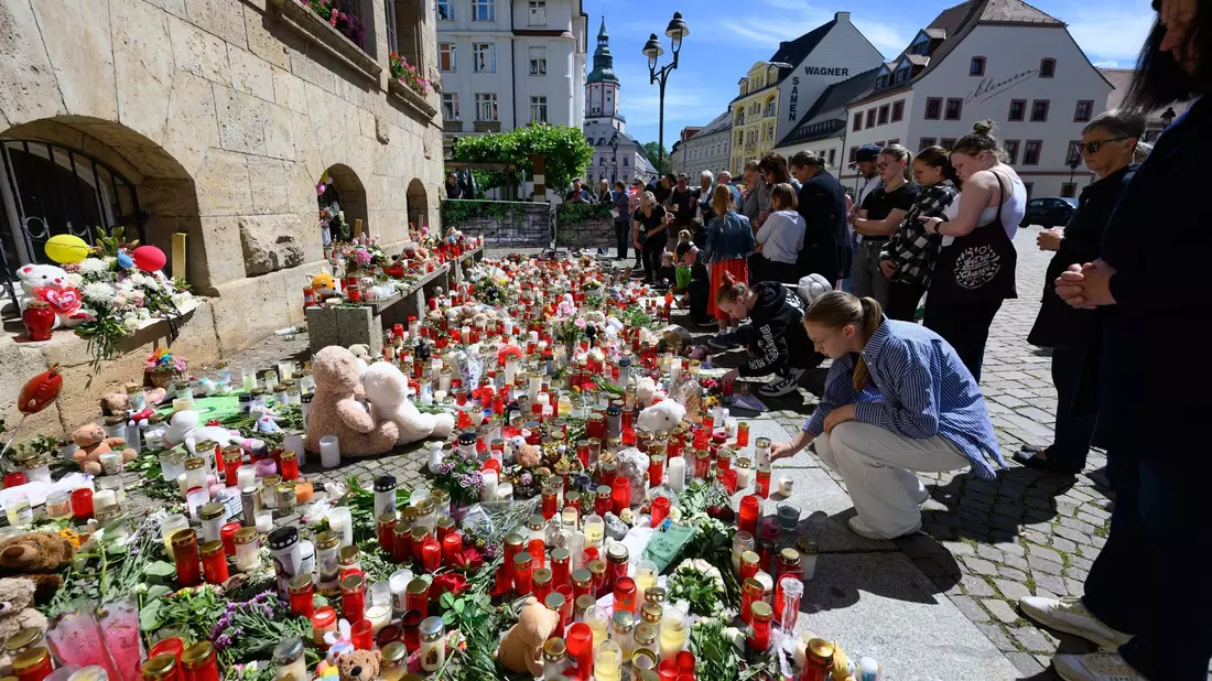 Menschen gedenken in Döbeln der getöteten Valeriia. - Bild: Robert Michael/dpa