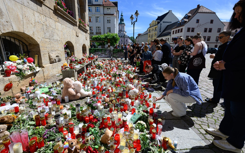 Menschen gedenken in Döbeln der getöteten Valeriia. - Foto: Robert Michael/dpa