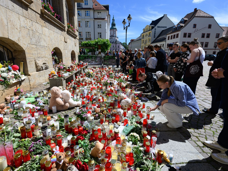 Menschen gedenken in Döbeln der getöteten Valeriia. - Foto: Robert Michael/dpa