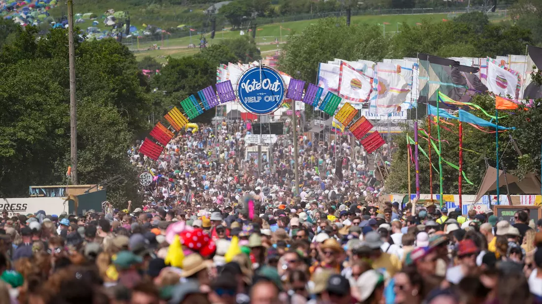 Festivalbesucher beim Glastonbury Festival in Worthy Farm. - Bild: Scott A Garfitt/Invision/AP/dpa