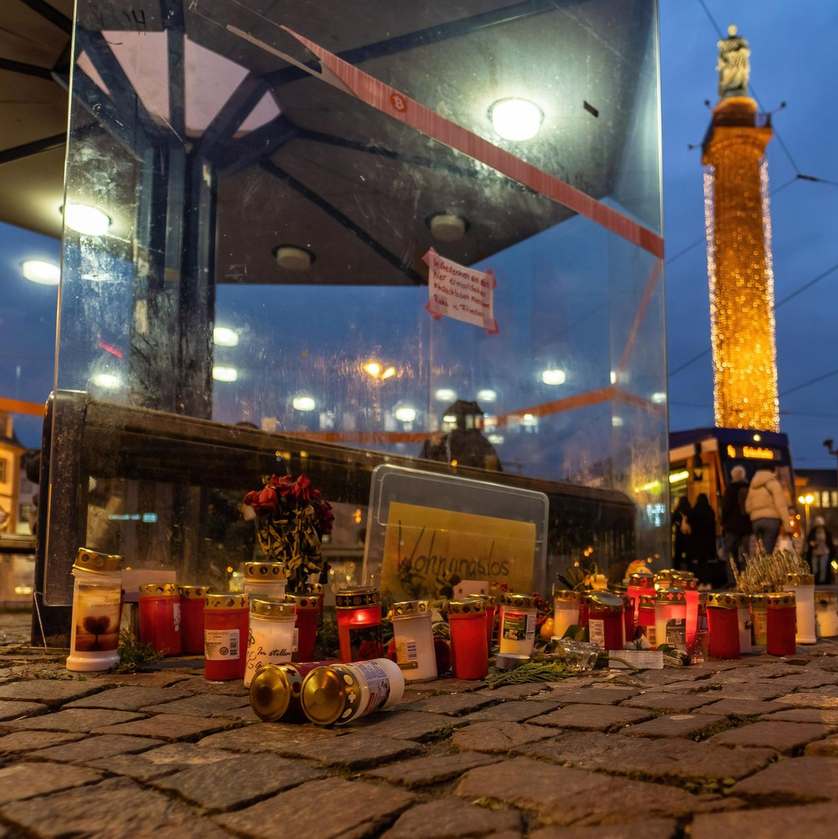 Kerzen und Blumen im November 2023 in Darmstadt zur Erinnerung an einen Obdachlosen, der dort wenige Tage zuvor getötet worden war. - Foto: Marc Wickel/dpa