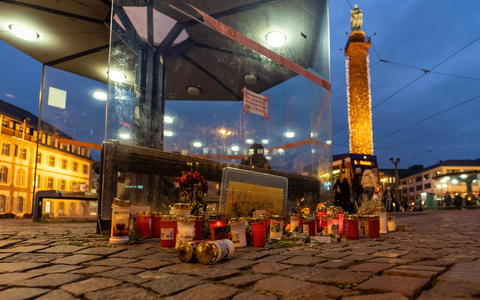 Kerzen und Blumen im November 2023 in Darmstadt zur Erinnerung an einen Obdachlosen, der dort wenige Tage zuvor getötet worden war. - Foto: Marc Wickel/dpa