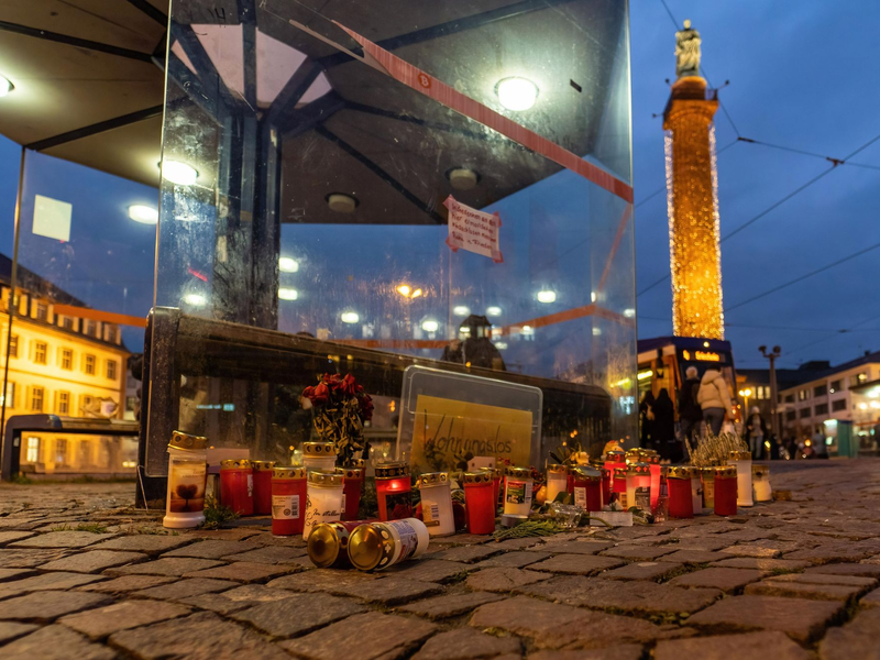 Kerzen und Blumen im November 2023 in Darmstadt zur Erinnerung an einen Obdachlosen, der dort wenige Tage zuvor getötet worden war. - Foto: Marc Wickel/dpa