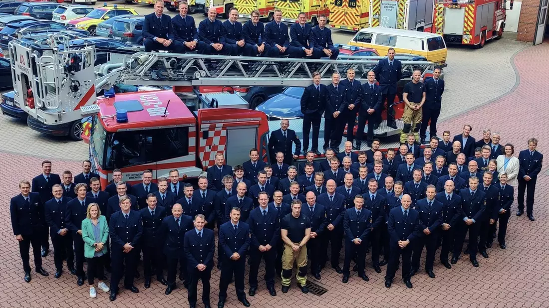 FW-HB: 98 Beamtinnen und Beamte der Feuerwehr Bremen befördert - Bild: presseportal.de