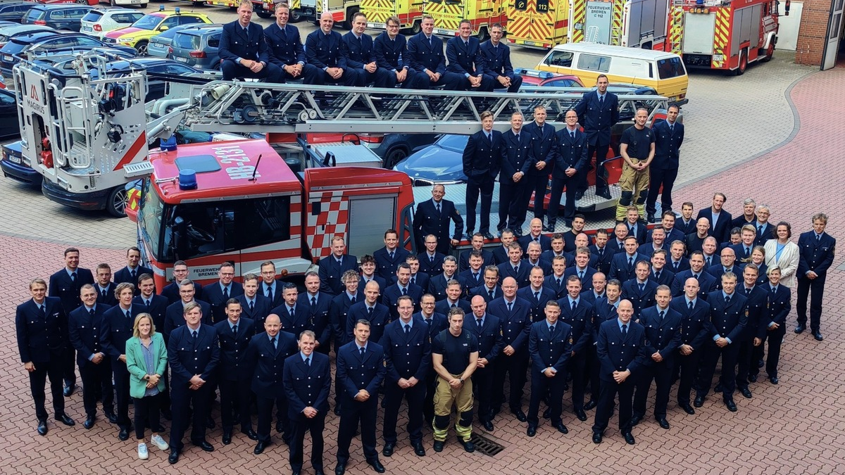 FW-HB: 98 Beamtinnen und Beamte der Feuerwehr Bremen befördert - Foto: presseportal.de