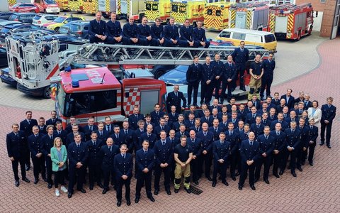 FW-HB: 98 Beamtinnen und Beamte der Feuerwehr Bremen befördert - Foto: presseportal.de