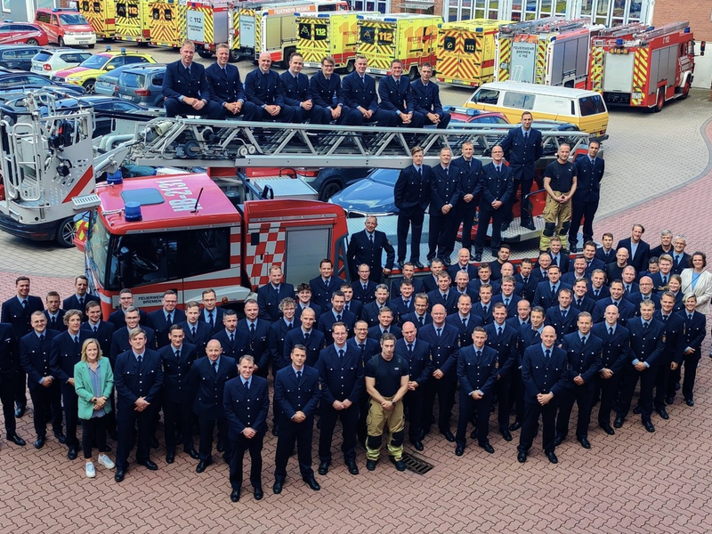 FW-HB: 98 Beamtinnen und Beamte der Feuerwehr Bremen befördert - Foto: presseportal.de