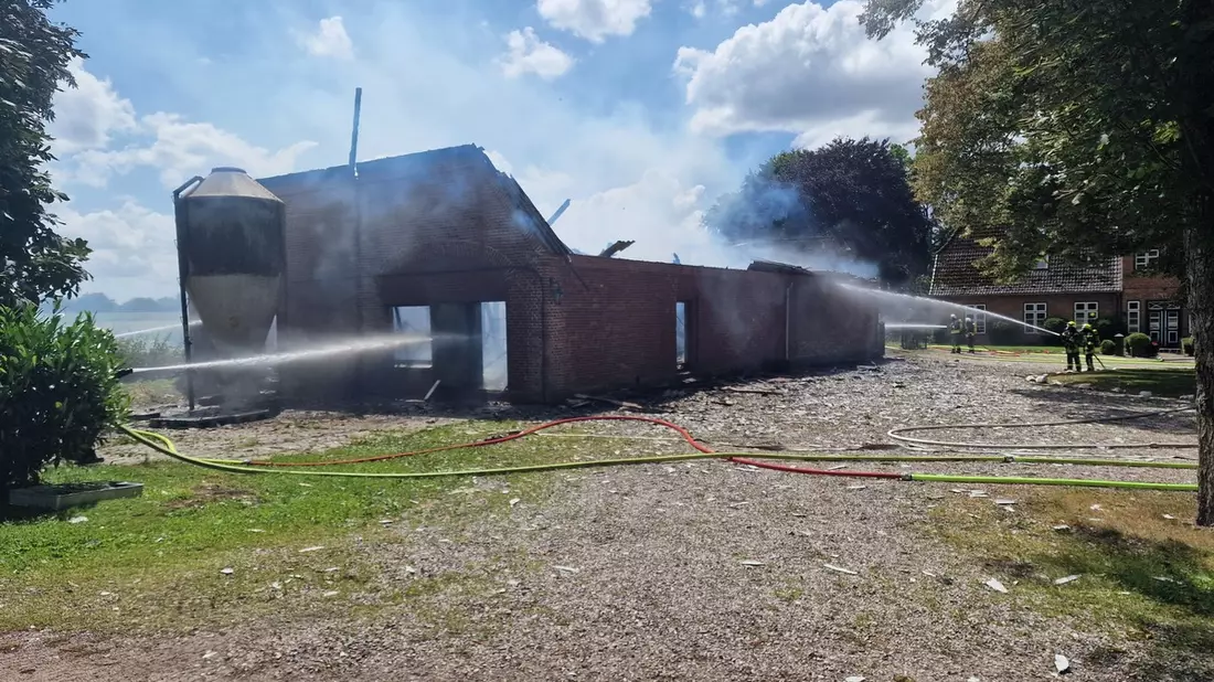 FW-RD: Scheune mit 2200 Küken brennt ab - 100 Feuerwehrleute im Einsatz - Bild: presseportal.de