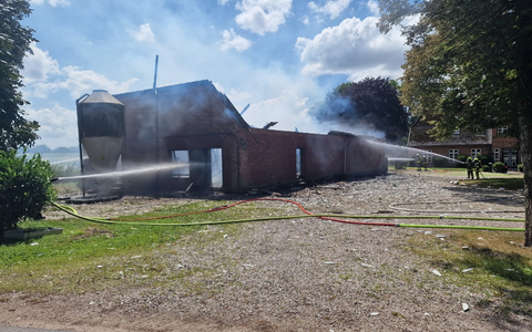 FW-RD: Scheune mit 2200 Küken brennt ab - 100 Feuerwehrleute im Einsatz - Foto: presseportal.de