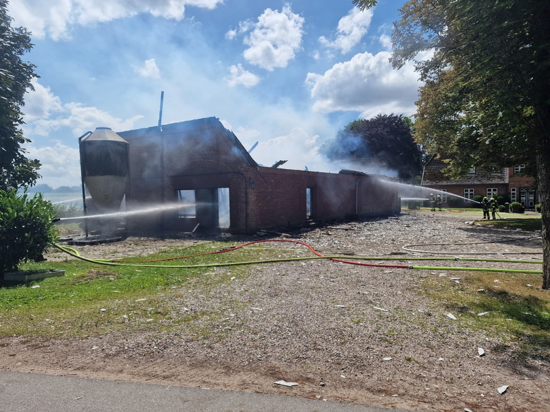 FW-RD: Scheune mit 2200 Küken brennt ab - 100 Feuerwehrleute im Einsatz - Foto: presseportal.de