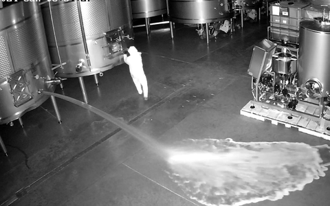 Aufnahme einer Sicherheitskamera: Im Lagerraum der Kellerei Bodegas Cepa 21 wird Wein verschüttet. - Foto: CEPA 21/Europapress/dpa