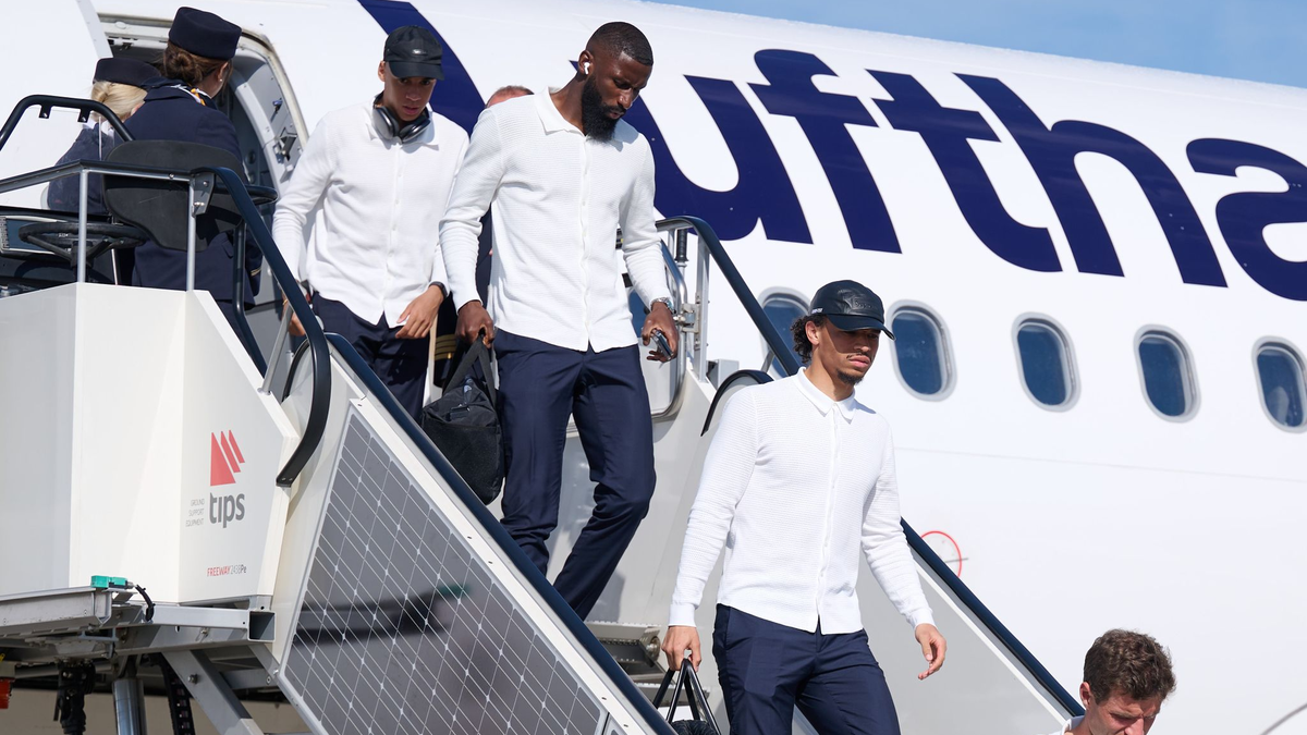 Antonio Rüdiger (2.v.l.) soll gegen Dänemark in der Startelf stehen. - Foto: Bernd Thissen/dpa