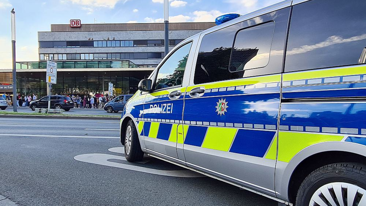 Polizei vor Essener Hauptbahnhof am 28.06.2024 - Foto: über dts Nachrichtenagentur