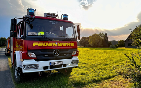 FW Hünxe: Gefahr durch lose Äste in Baumkrone - Foto: presseportal.de
