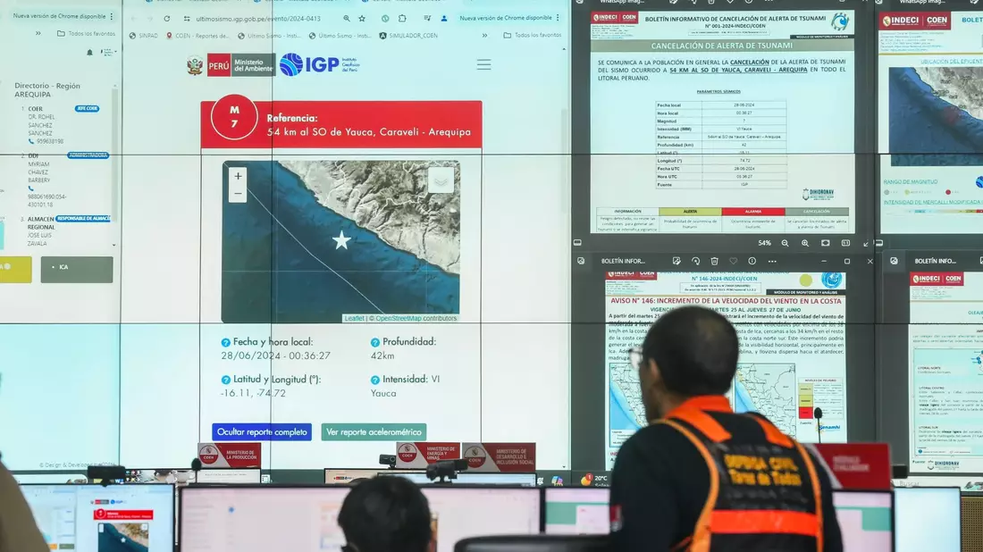 Mitarbeiter des peruanischen Zivilschutzes verolgen das starke Erdbeben auf Monitoren. - Bild: Olea/Presidencia Peru/dpa