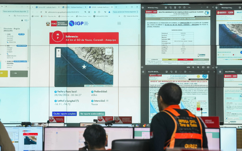 Mitarbeiter des peruanischen Zivilschutzes verolgen das starke Erdbeben auf Monitoren. - Foto: Olea/Presidencia Peru/dpa