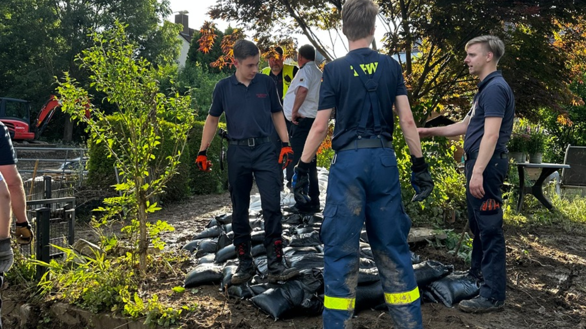FW-DT: 10000 Sandsäcke für den Hochwasserschutz - Foto: presseportal.de