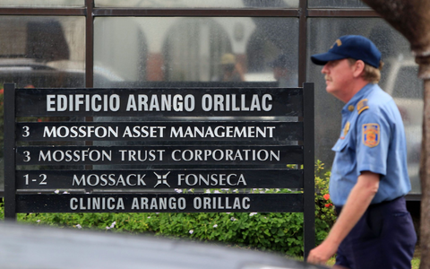 Ein privater Sicherheitsmann geht an der Firmenzentrale von Mossack Fonseca vorbei. - Foto: Alejandro Bolivar/epa/dpa