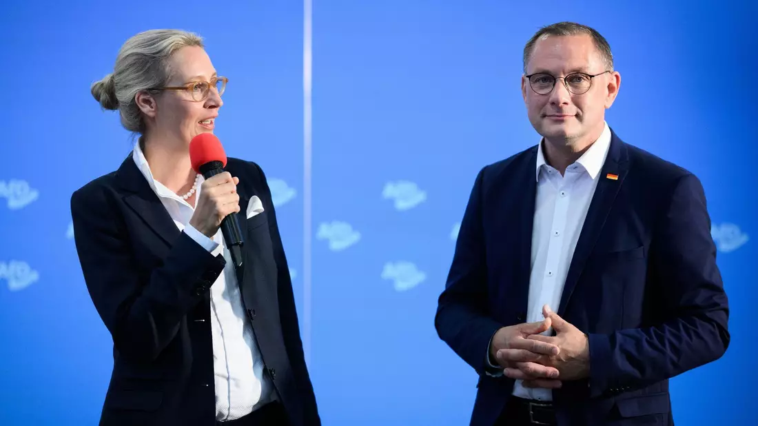 Die AfD-Bundesvorsitzenden Alice Weidel und Tino Chrupalla beim Bundesparteitag der AfD in der Grugahalle in Essen. - Bild: Bernd von Jutrczenka/dpa