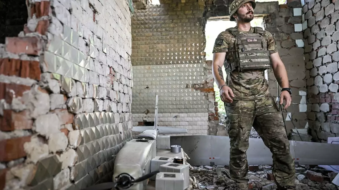 Ein Luftaufklärer der 148. separaten Artilleriebrigade der ukrainischen Luftangriffstruppen steht neben einer zerlegten Drohne in der Region Donezk in der Ostukraine. - Bild: Uncredited/Ukrinform/dpa