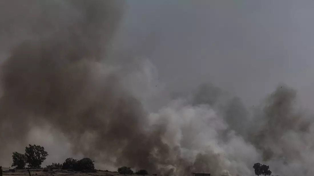Ein Blick auf den Brand, der durch Raketen- und Drohnenangriffe aus dem Libanon auf Israel verursacht wurde. - Bild: Ilia Yefimovich/dpa