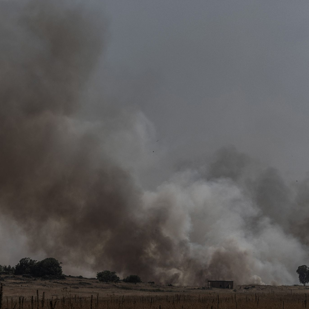 Ein Blick auf den Brand, der durch Raketen- und Drohnenangriffe aus dem Libanon auf Israel verursacht wurde. - Foto: Ilia Yefimovich/dpa