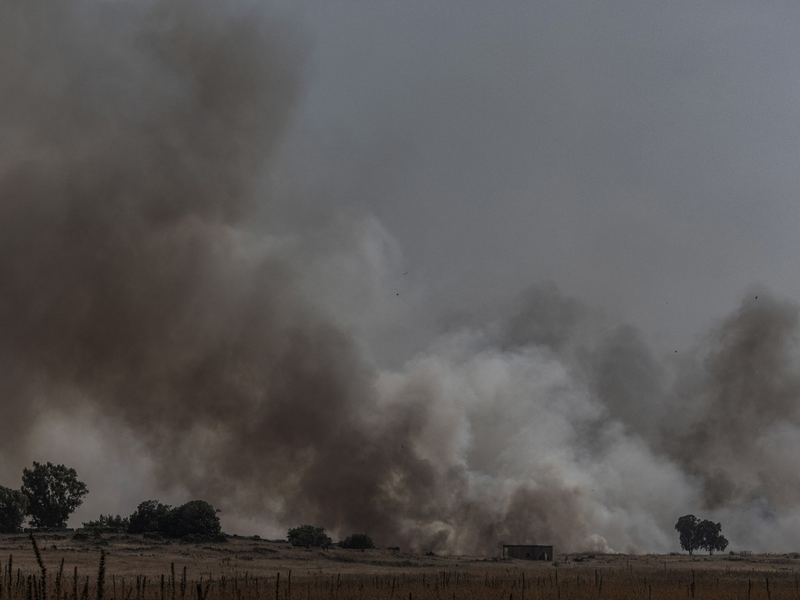 Ein Blick auf den Brand, der durch Raketen- und Drohnenangriffe aus dem Libanon auf Israel verursacht wurde. - Foto: Ilia Yefimovich/dpa