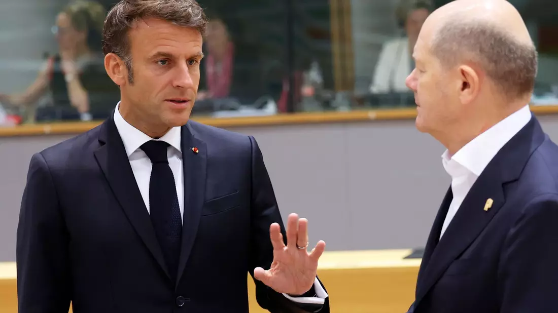 Emmanuel Macron (l), Präsident von Frankreich, spricht mit Bundeskanzler Olaf Scholz. - Bild: Geert Vanden Wijngaert/AP/dpa
