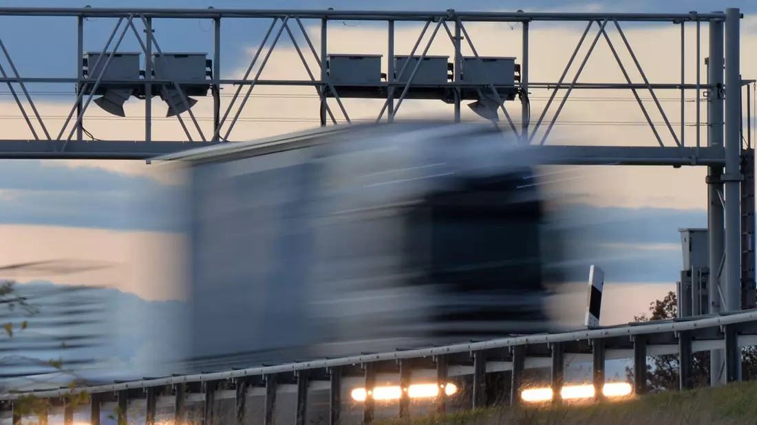Die Lkw-Maut wird ausgeweitet. - Bild: Marc Tirl/dpa-Zentralbild/dpa