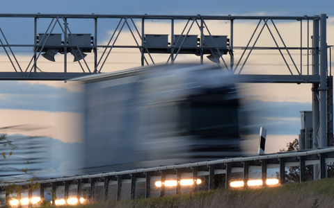 Unter der Mautbrücke: Lastwagen unterwegs - Foto: Marc Tirl/dpa-Zentralbild/dpa