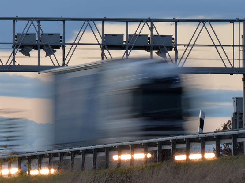Unter der Mautbrücke: Lastwagen unterwegs - Foto: Marc Tirl/dpa-Zentralbild/dpa