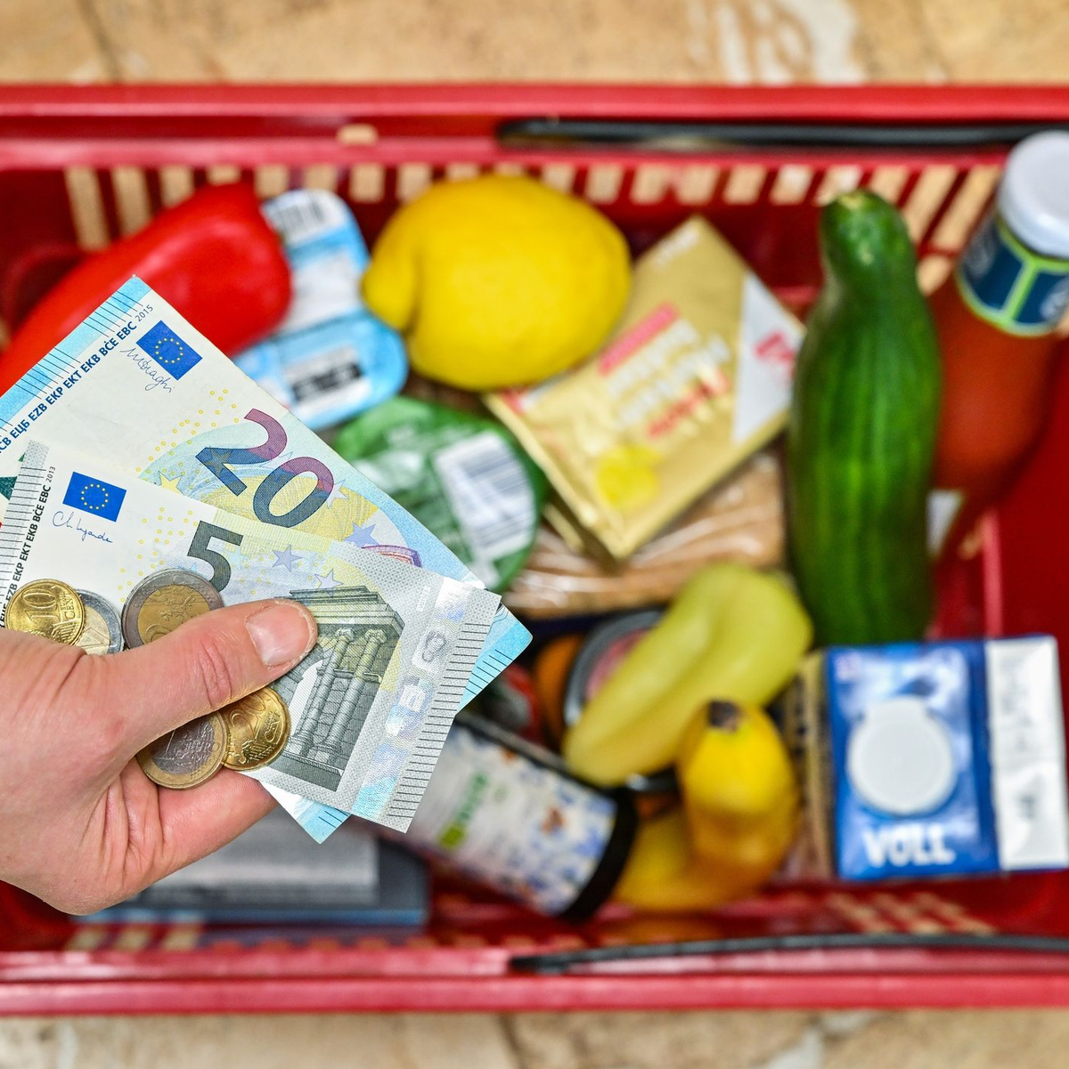 Die Teuerungswelle ist gebrochen, aber zuletzt zogen die Verbraucherpreise wieder stärker an (Symbolbild) - Foto: Patrick Pleul/dpa