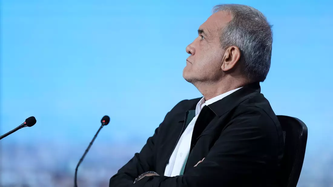 Massud Peseschkian, Präsidentschaftskandidat und ehemaliger Gesundheitsminister von Iran, reagiert bei einer Debatte der Kandidaten im Fernsehstudio. - Bild: Morteza Fakhri Nezhad/IRIB/AP/dpa
