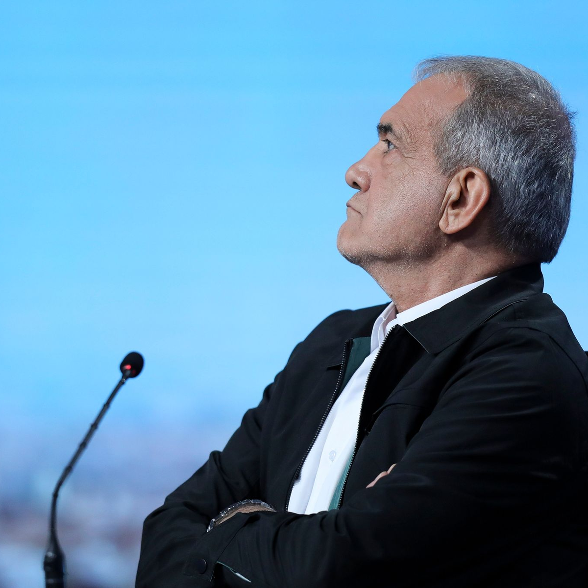 Massud Peseschkian, Präsidentschaftskandidat und ehemaliger Gesundheitsminister von Iran, reagiert bei einer Debatte der Kandidaten im Fernsehstudio. - Foto: Morteza Fakhri Nezhad/IRIB/AP/dpa