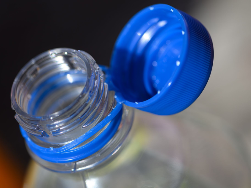 Neue EU-Richtlinie: Fest verbundene Kunststoffdeckel sind seit heute an einigen Getränken Pflicht. - Foto: Robert Michael/dpa