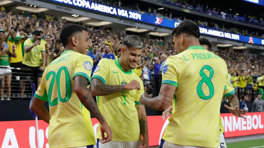 Der brasilianische Nationalspieler Lucas Paqueta (r) feiert mit seinen Mannschaftskameraden. - Bild: L.E. Baskow/AP/dpa