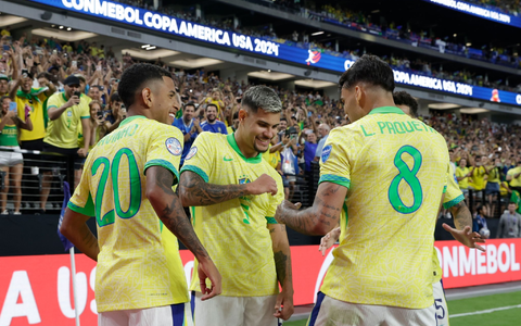 Der brasilianische Nationalspieler Lucas Paqueta (r) feiert mit seinen Mannschaftskameraden. - Foto: L.E. Baskow/AP/dpa Der brasilianische Nationalspieler Lucas Paqueta (r) feiert mit seinen Mannschaftskameraden. - Foto: L.E. Baskow/AP/dpa
