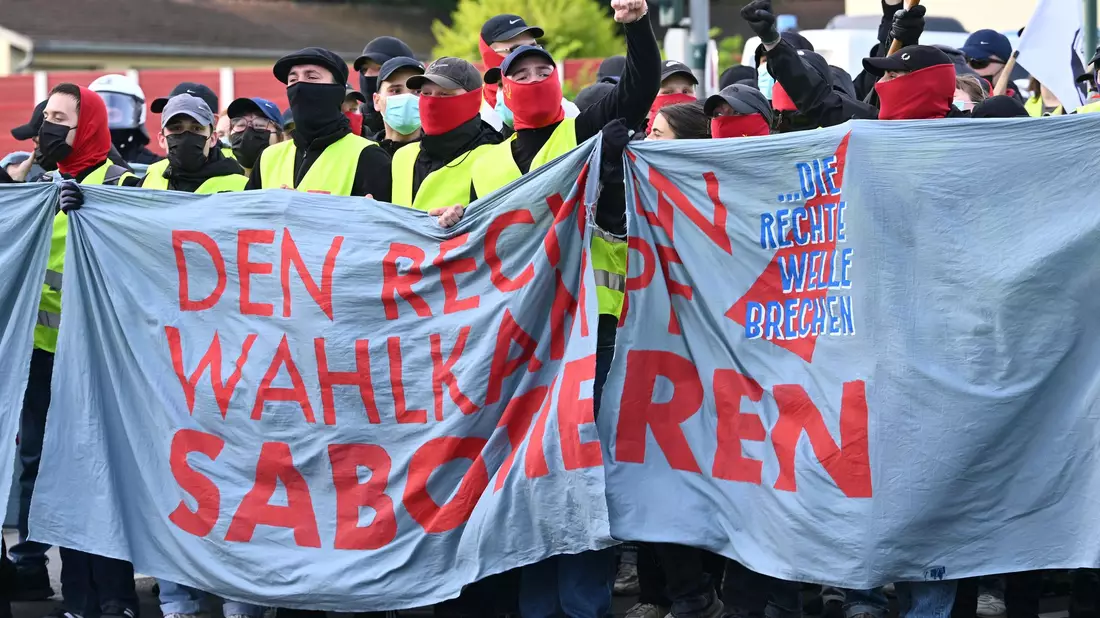 In Essen sind mehrere tausend Polizisten im Einsatz. - Bild: Henning Kaiser/dpa