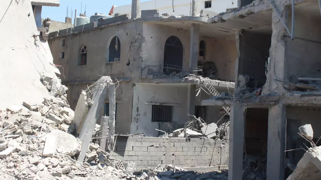 Gebäude wurden im Süden Libanons durch einen israelischen Luftangriff zerstört. - Bild: Taher Abu Hamdan/XinHua/dpa