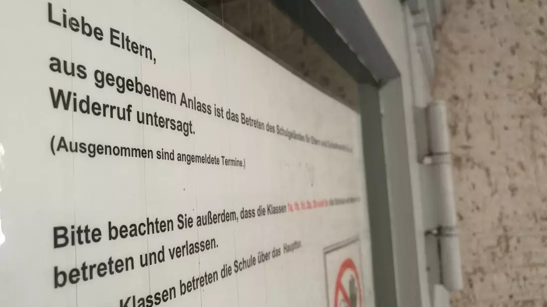 Schule mit Corona-Hinweis (Archiv) - Bild: über dts Nachrichtenagentur