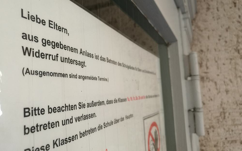 Schule mit Corona-Hinweis (Archiv) - Foto: über dts Nachrichtenagentur