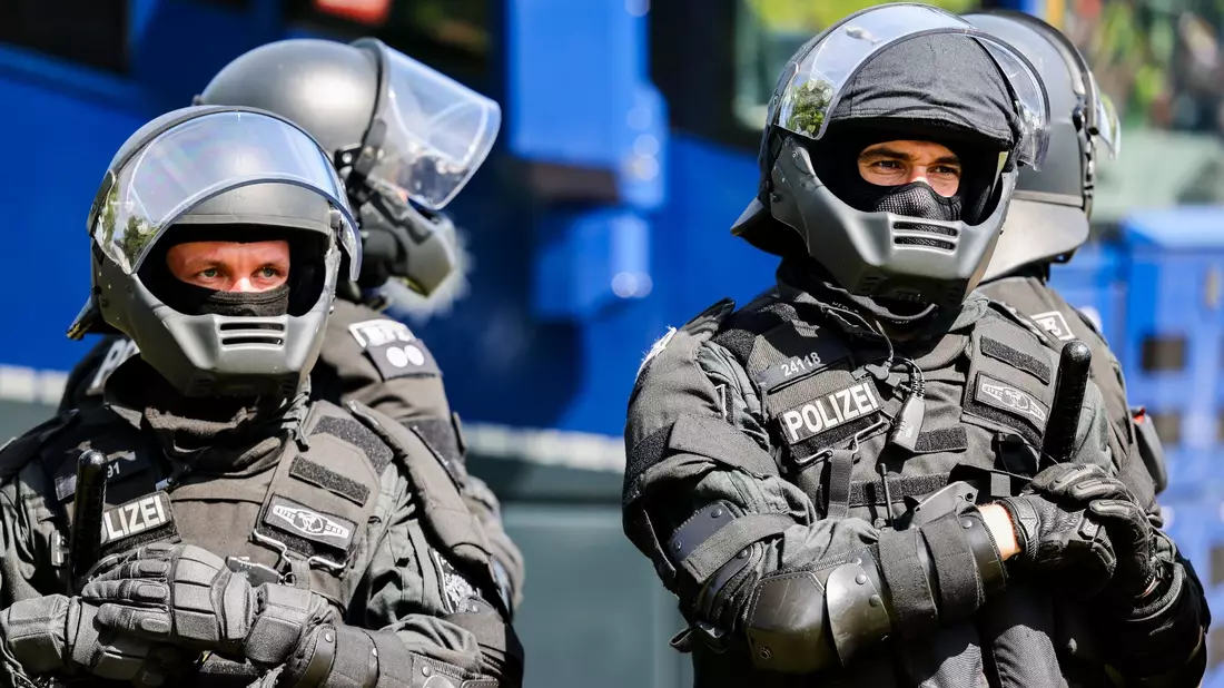Polizeibeamte stehen in der prallen Sonne unweit der Grugahalle, in der der  AfD-Bundesparteitag stattfindet. - Bild: dpa