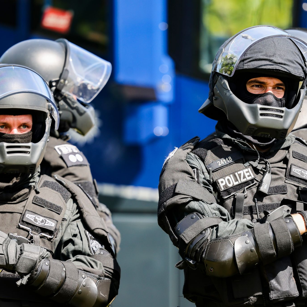 Polizeibeamte stehen in der prallen Sonne unweit der Grugahalle, in der der  AfD-Bundesparteitag stattfindet. - Foto: dpa