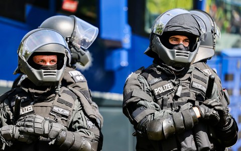 Polizeibeamte stehen in der prallen Sonne unweit der Grugahalle, in der der  AfD-Bundesparteitag stattfindet. - Foto: dpa